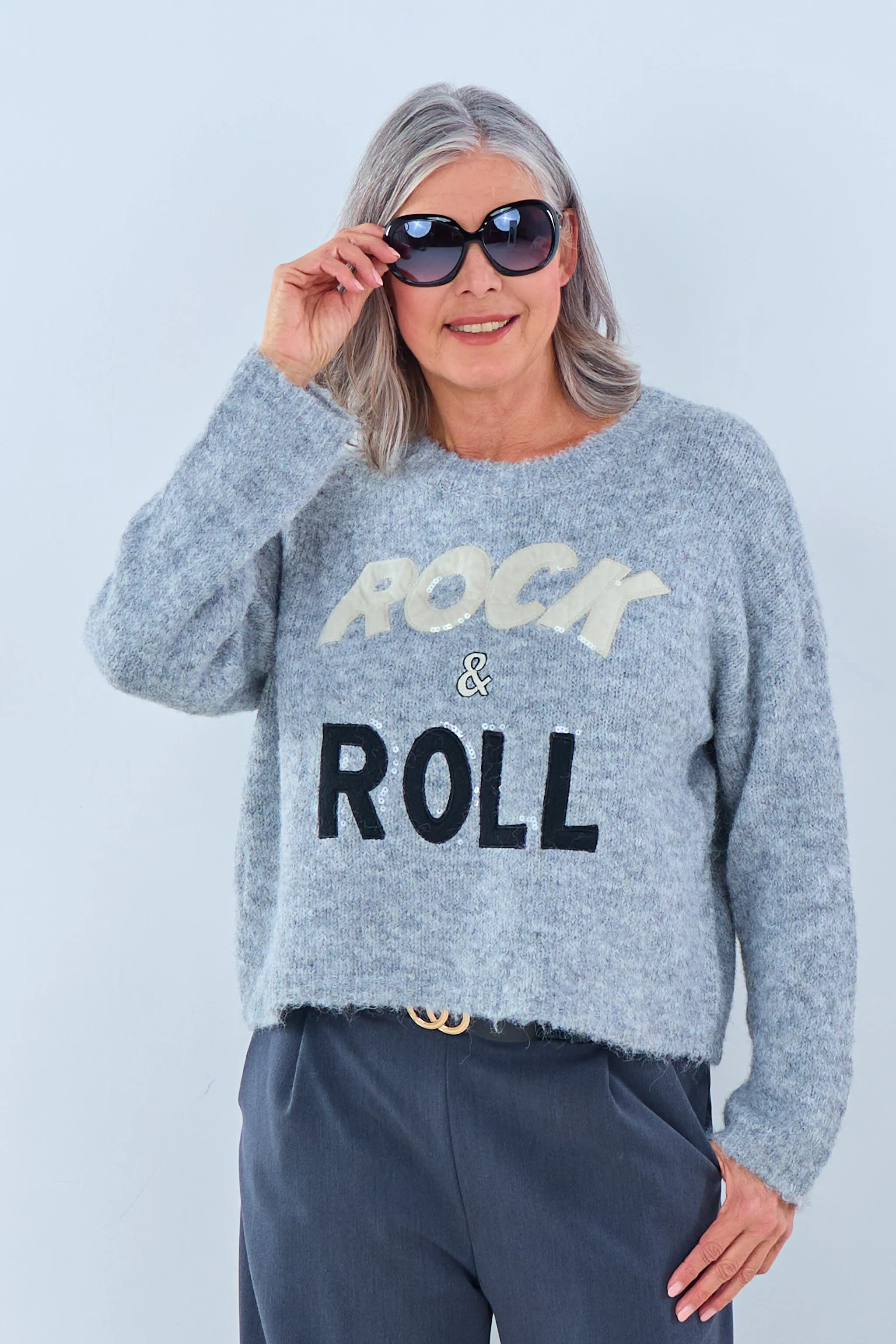 kurzer Strickpulli mit Rock&Roll-Schriftzug, grau