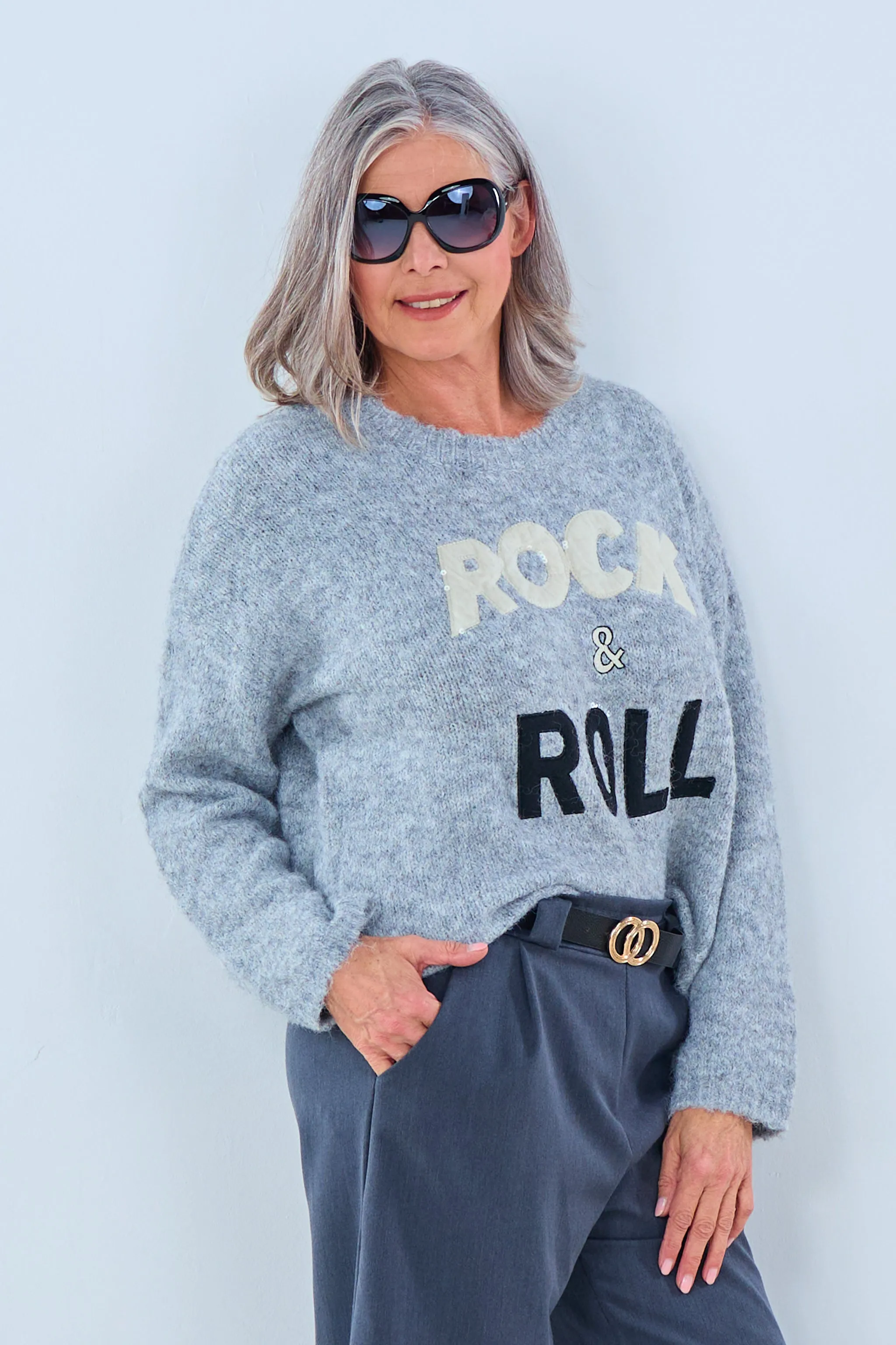 kurzer Strickpulli mit Rock&Roll-Schriftzug, grau