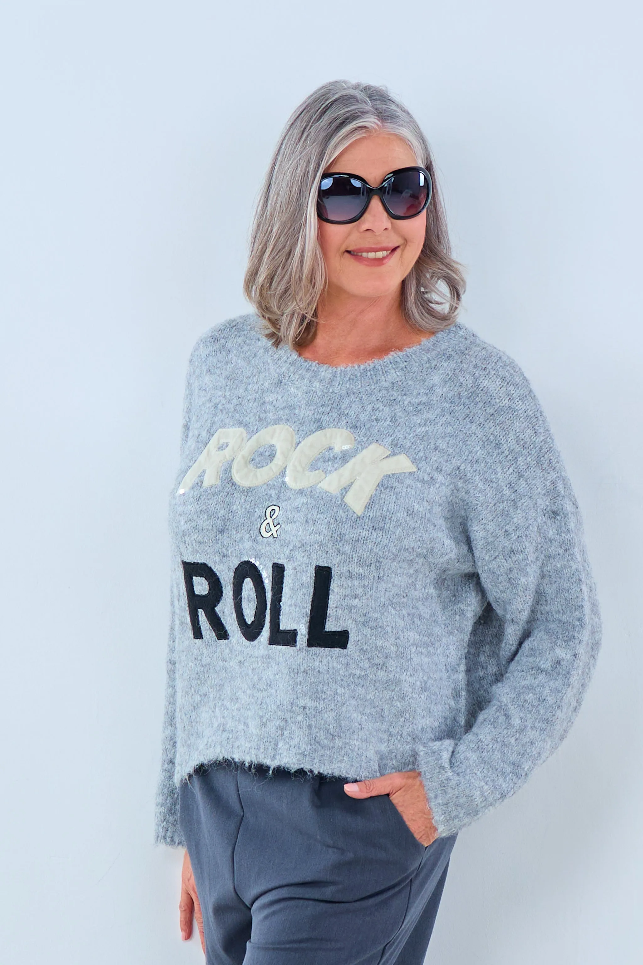 kurzer Strickpulli mit Rock&Roll-Schriftzug, grau